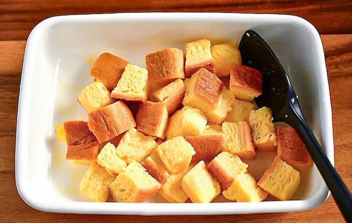 角切りの食パンで『玉子焼き器で作るフレンチトースト』を作る写真（撮影：小泉明代）