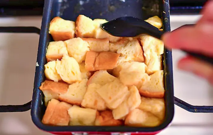 角切りの食パンで『玉子焼き器で作るフレンチトースト』を作る写真（撮影：小泉明代）