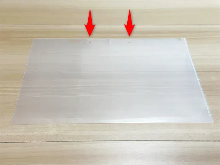 クリアファイルに穴を開ける画像（撮影：grapeライフハック編集部）