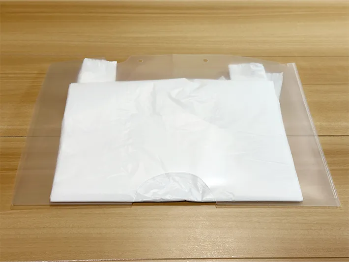 クリアファイルにビニール袋を入れた画像（撮影：grapeライフハック編集部）