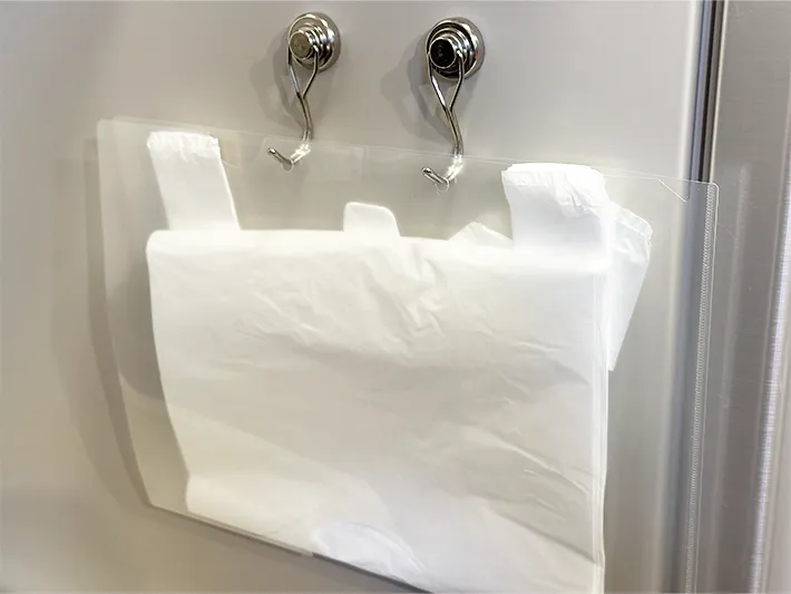 ビニール袋を入れたクリアファイルをマグネットフックでかけた画像（撮影：grapeライフハック編集部）