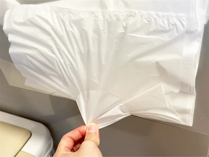 クリアファイルからビニール袋を取り出そうとしている画像（撮影：grapeライフハック編集部）