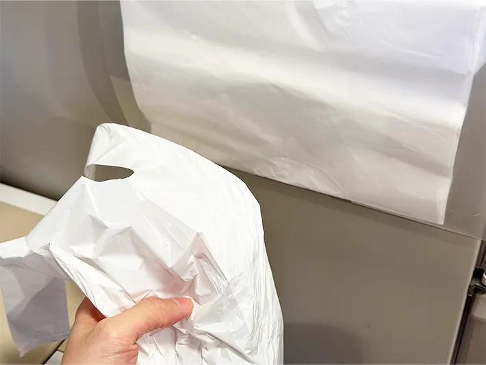 クリアファイルからビニール袋を取り出した画像（撮影：grapeライフハック編集部）
