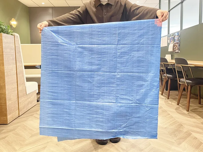 広げたレジャーシートを畳む写真（撮影：grapeライフハック編集部）