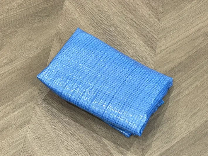 レジャーシートを畳んだ写真（撮影：grapeライフハック編集部）