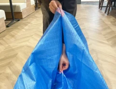 レジャーシートの端と中心をつかむ写真（撮影：grapeライフハック編集部）