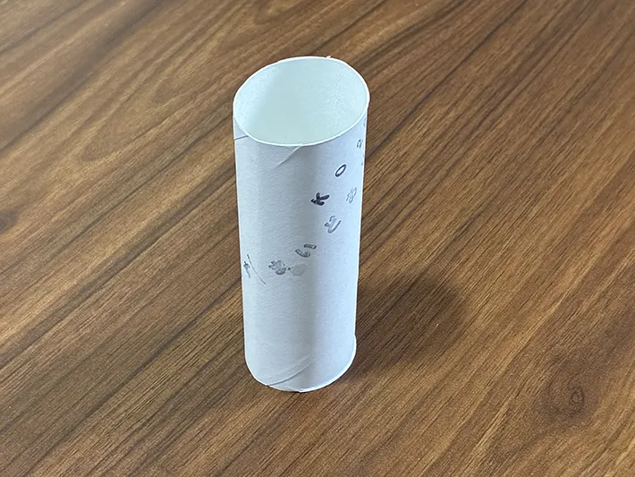 机に置かれたトイレットペーパーの芯（撮影：grapeライフハック編集部）