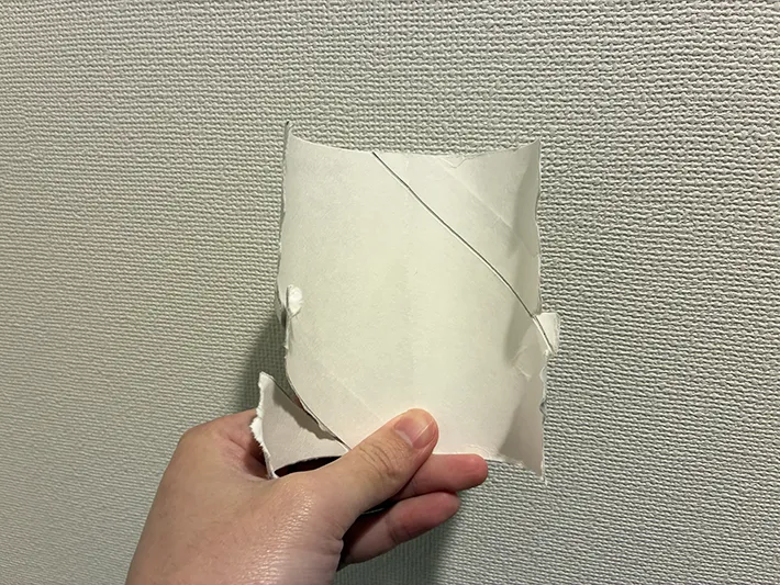 手で破ったトイレットペーパーの芯（撮影：grapeライフハック編集部）