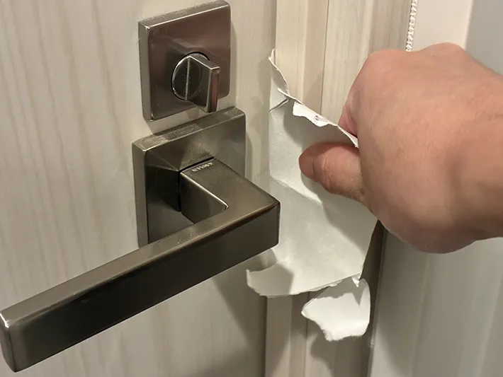 ドアノブに破ったトイレットペーパーの芯を差し込む場面（撮影：grapeライフハック編集部）