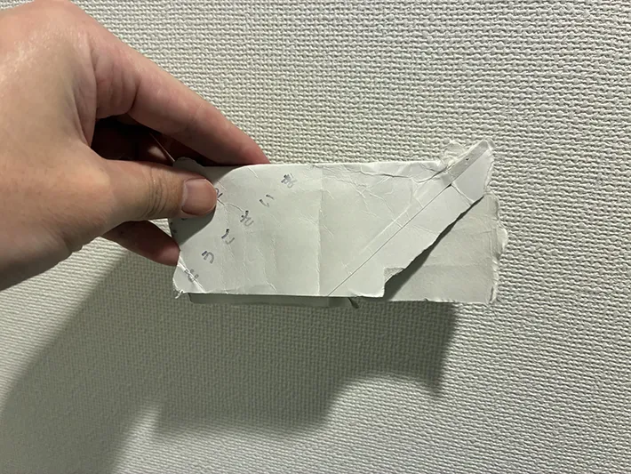 手で破り、折ったトイレットペーパーの芯（撮影：grapeライフハック編集部）