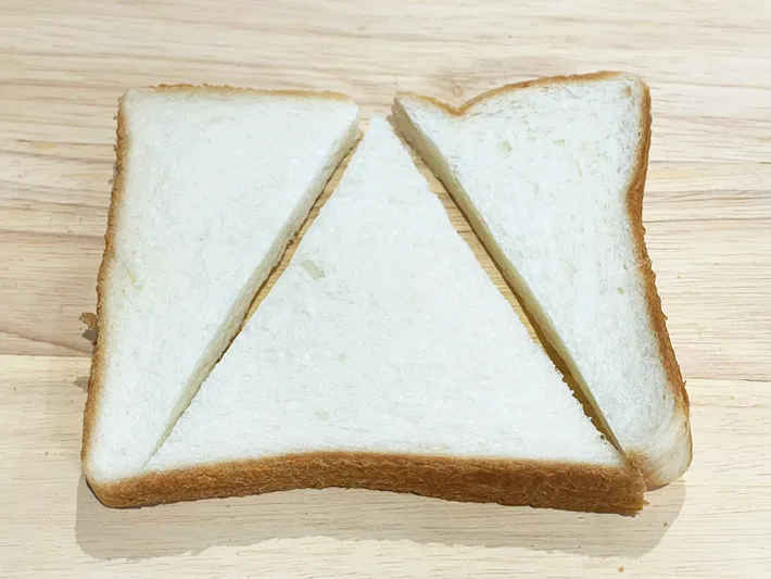 食パンを三角形に切った写真（撮影：grapeフード編集部）