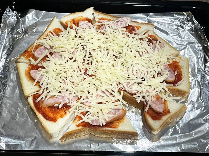 食パンに具材をのせた写真（撮影：grapeフード編集部）