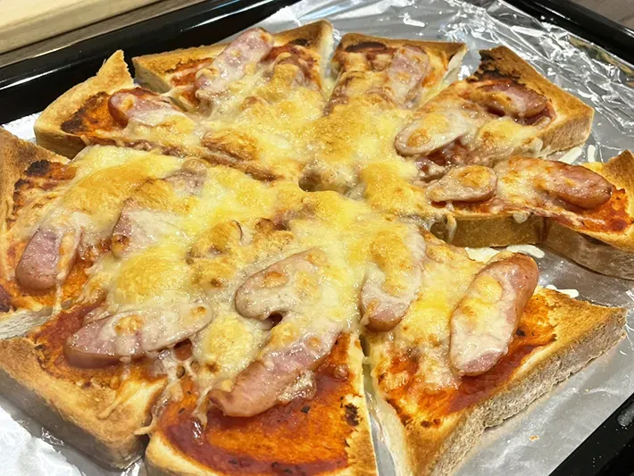 焼き上がったピザトーストの写真（撮影：grapeフード編集部）