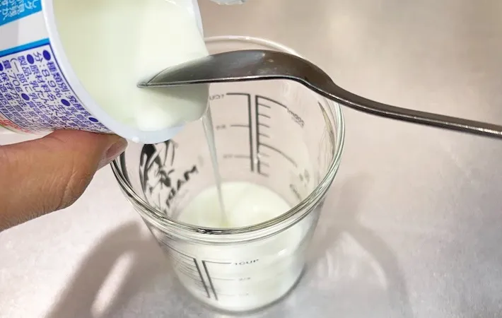 『牧場の朝ヨーグルトのフローズンアイス』を作る写真（撮影：キジカク）