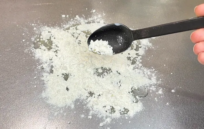 『こぼれた油に小麦粉をかける』写真（撮影：キジカク）