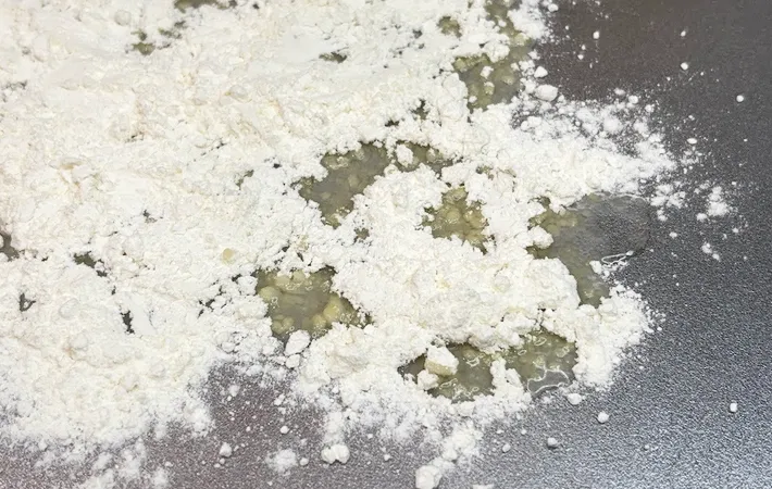 『こぼれた油に小麦粉をかけた』写真（撮影：キジカク）