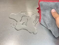 『こぼれた油を布巾で拭く』写真（撮影：キジカク）