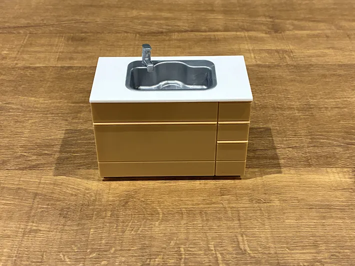 机に置かれたキッチンシンクのミニチュア（撮影：grapeライフハック編集部）