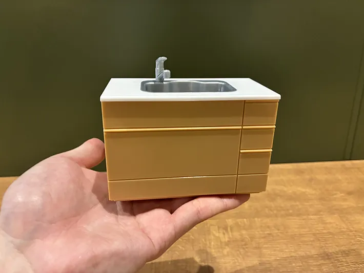 手のひらに乗せたキッチンシンクのミニチュア（撮影：grapeライフハック編集部）