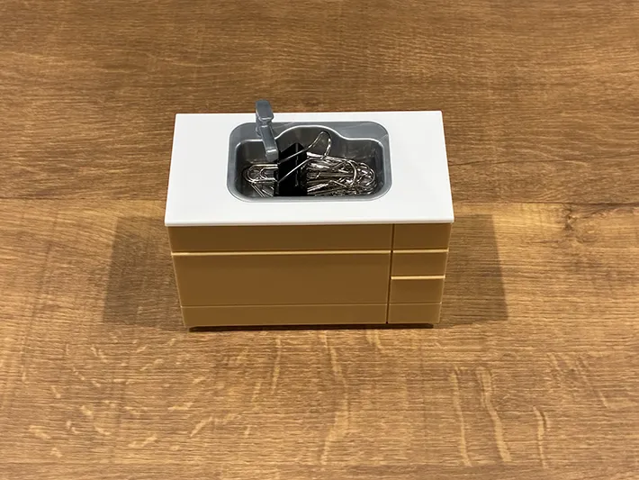 クリップを入れたキッチンシンクのミニチュア（撮影：grapeライフハック編集部）