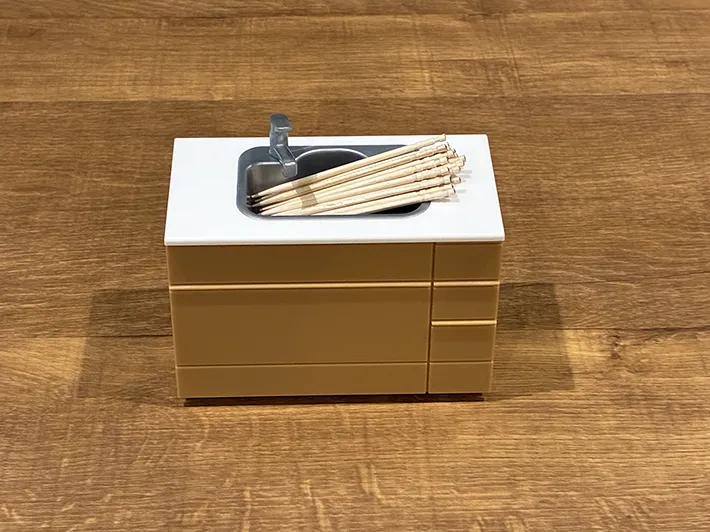 つまようじを入れたキッチンシンクのミニチュア（撮影：grapeライフハック編集部）