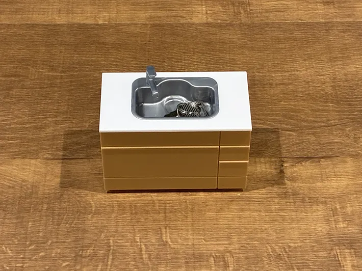 鍵を入れたキッチンシンクのミニチュア（撮影：grapeライフハック編集部）