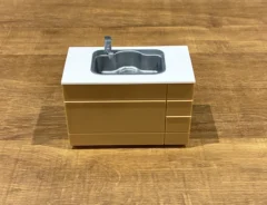 机に置かれたキッチンシンクのミニチュア（撮影：grapeライフハック編集部）