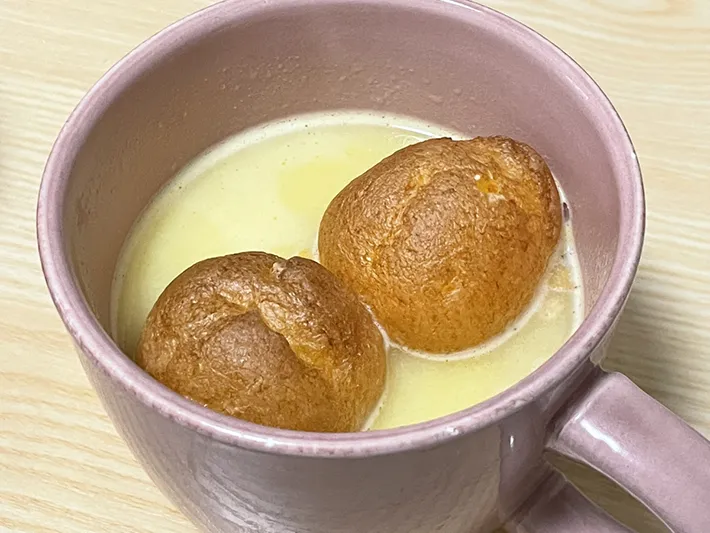 コーンスープにシュークリームを入れる写真（撮影：grapeフード編集部）