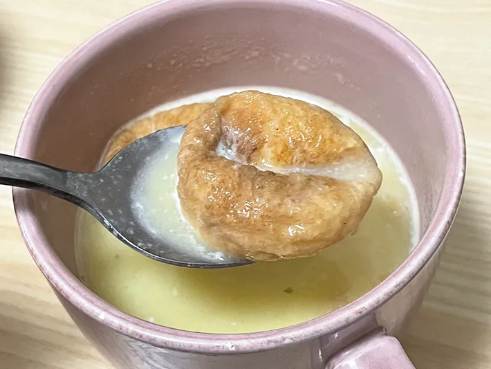 シュークリームに割れ目を入れてコーンスープに浸す写真（撮影：grapeフード編集部）