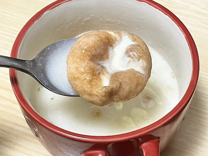 ポタージュスープに浸したシュークリームの写真（撮影：grapeフード編集部）