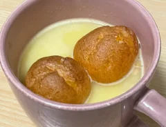 シュークリームをスープに浸した写真コーンスープの写真（撮影：grapeフード編集部）