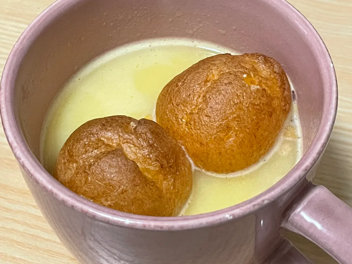 シュークリームをスープに浸した写真コーンスープの写真（撮影：grapeフード編集部）