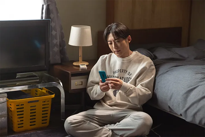 『リボーン ～最後のヒーロー～』に出演する高橋一生さんが写る場面写真