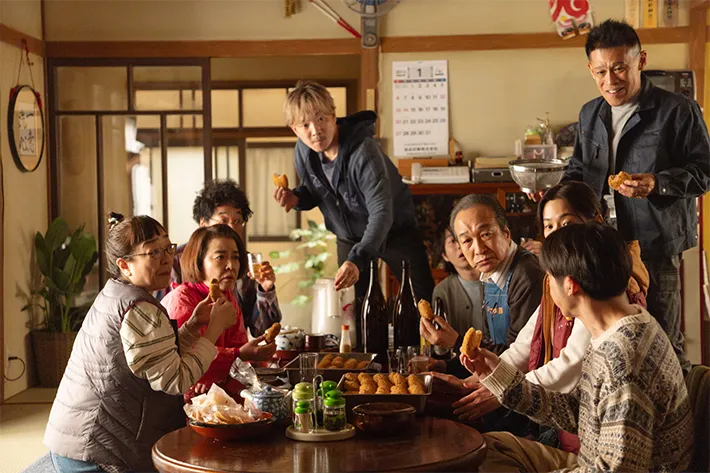 『リボーン ～最後のヒーロー～』に出演する高橋一生さんと小久保寿人さんが写る場面写真