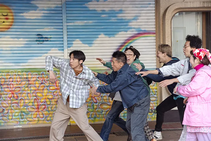 『リボーン ～最後のヒーロー～』に出演する高橋一生さんと柳沢慎吾さんが写る場面写真