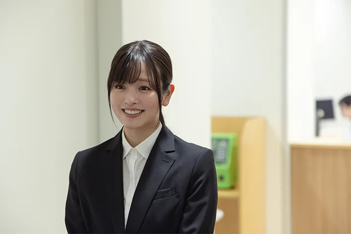 『リボーン ～最後のヒーロー～』に出演する横田真悠さんが写る場面写真