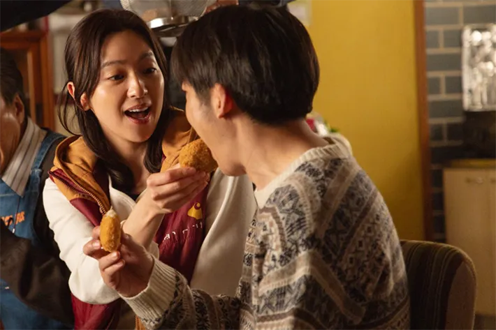 『リボーン ～最後のヒーロー～』に出演する高橋一生さんと中村アンさんが写る場面写真