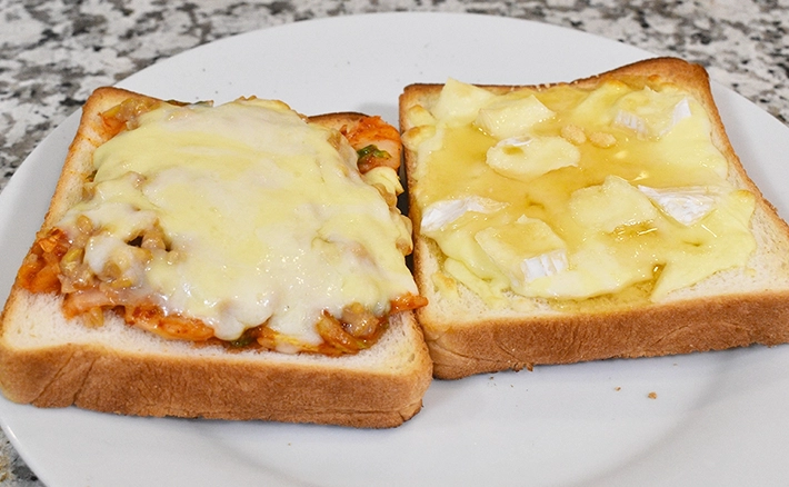 納豆キムチチーズトースト、クワトロフォルマッジトースト （撮影：grapeフード編集部）