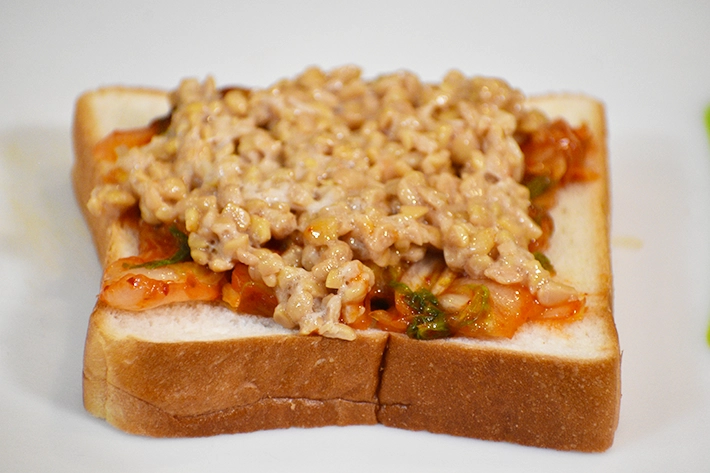 納豆キムチトースト（撮影：grapeフード編集部）