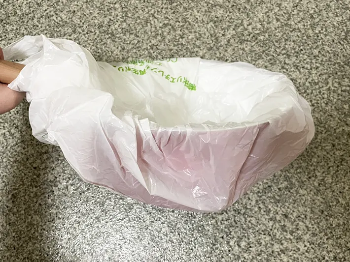 片手鍋をビニール袋で包む写真（撮影：grapeライフハック編集部）