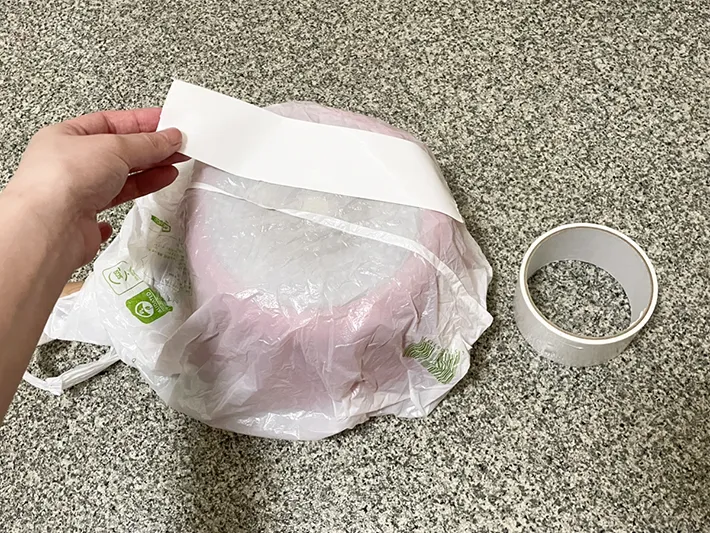 ビニール袋にガムテープを貼る写真（撮影：grapeライフハック編集部）