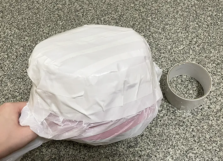 ガムテープを貼ったビニール袋の写真（撮影：grapeライフハック編集部）