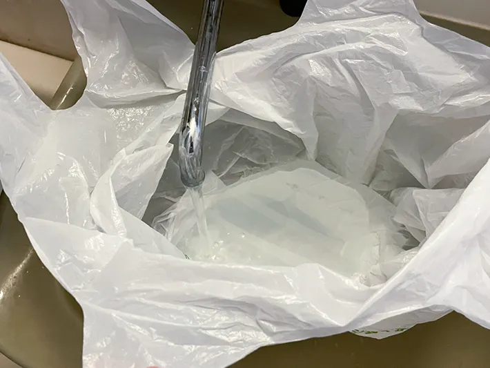 ビニール袋に水を入れる写真（撮影：grapeライフハック編集部）