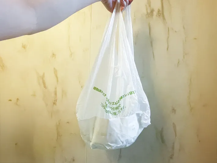 ビニール袋に水を入れた写真（撮影：grapeライフハック編集部）