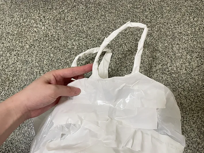 持ち手にガムテープを貼る写真（撮影：grapeライフハック編集部）