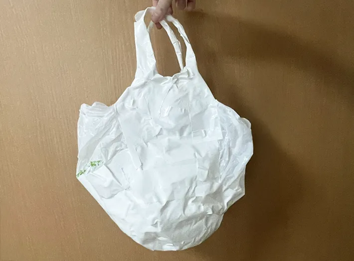 ガムテープを貼ったビニール袋の写真（撮影：grapeライフハック編集部）