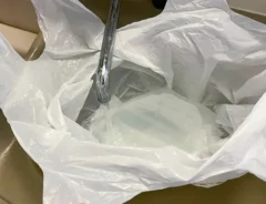 ビニール袋に水を入れる写真（撮影：grapeライフハック編集部）