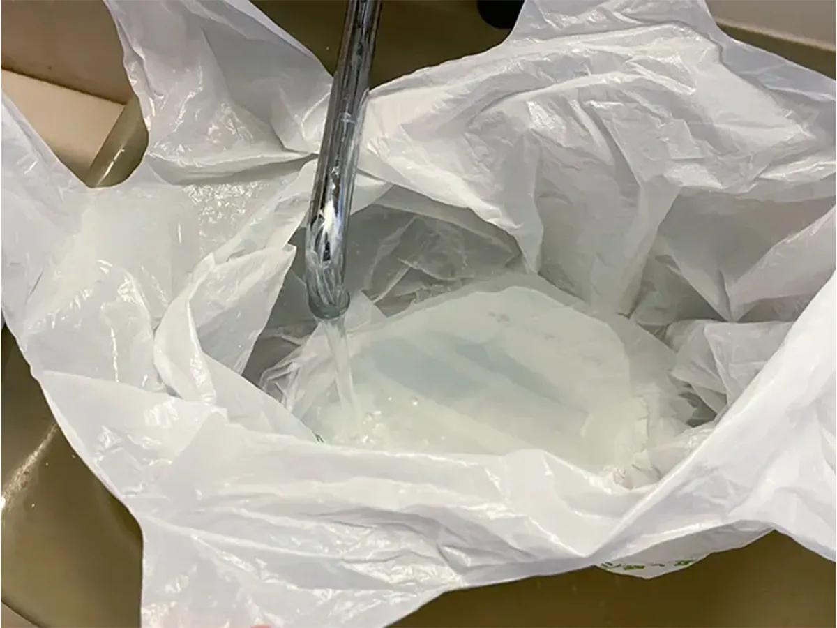 ビニール袋に水を入れる写真（撮影：grapeライフハック編集部）