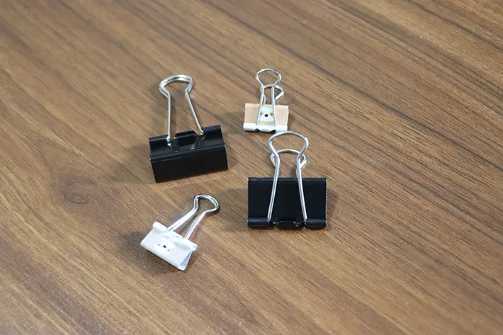 机に置かれた4個のダブルクリップ（撮影：grapeライフハック編集部）
