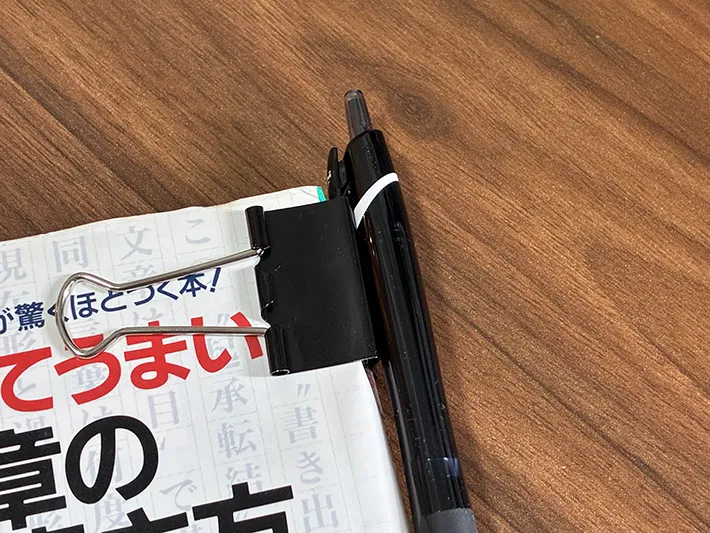 ダブルクリップに引っ掛けたボールペン（撮影：grapeライフハック編集部）